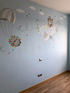 mural infantil sobre pared gris para decorar habitación de bebé en madrid