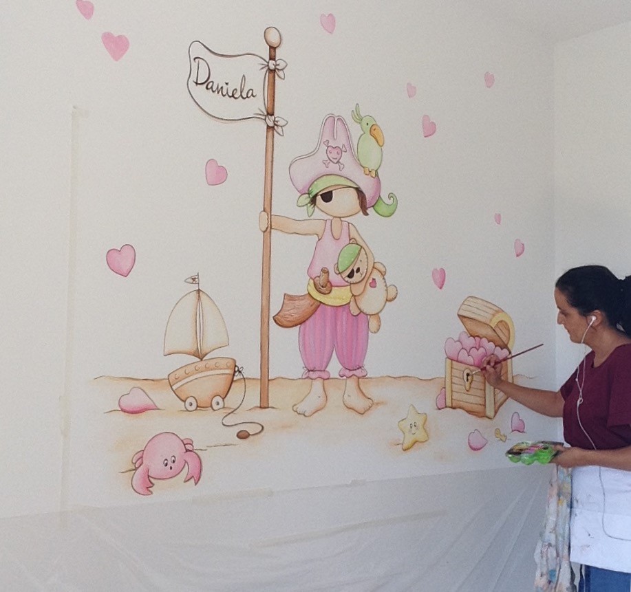 niña pirata en tonos suaves rosas pintada a mano directamente sobre la pared con pinturas acrilicas muy resistentes y duraderas