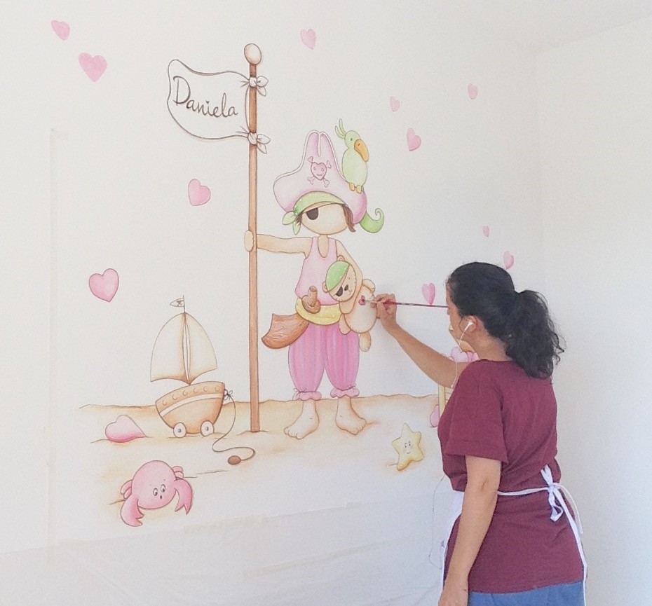 pintura de mural divertido de pirata niña con animalitos y juguetes
