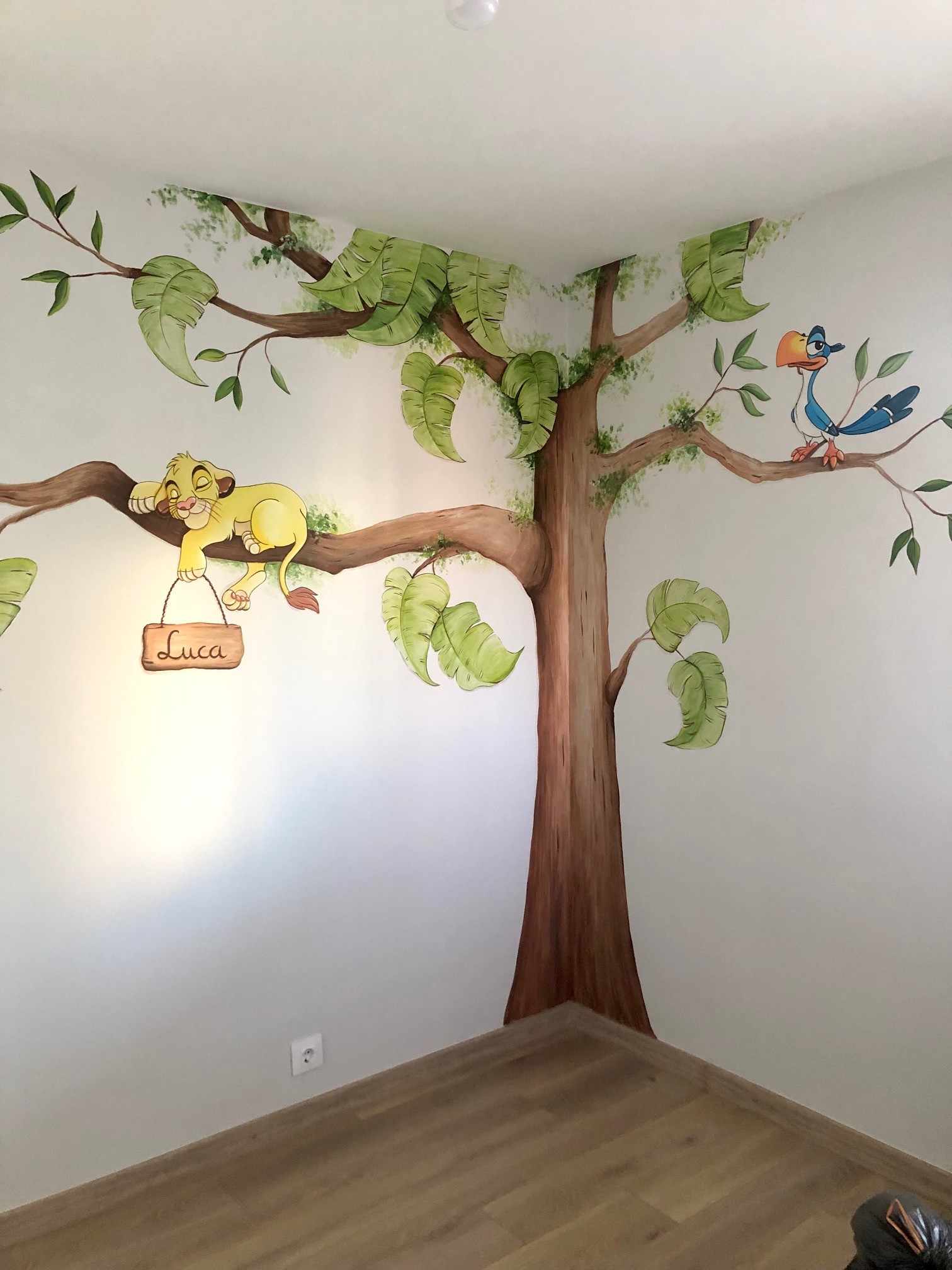 arbol con dibujos disney en paredes y cuadros pintados artesanalmente a mano