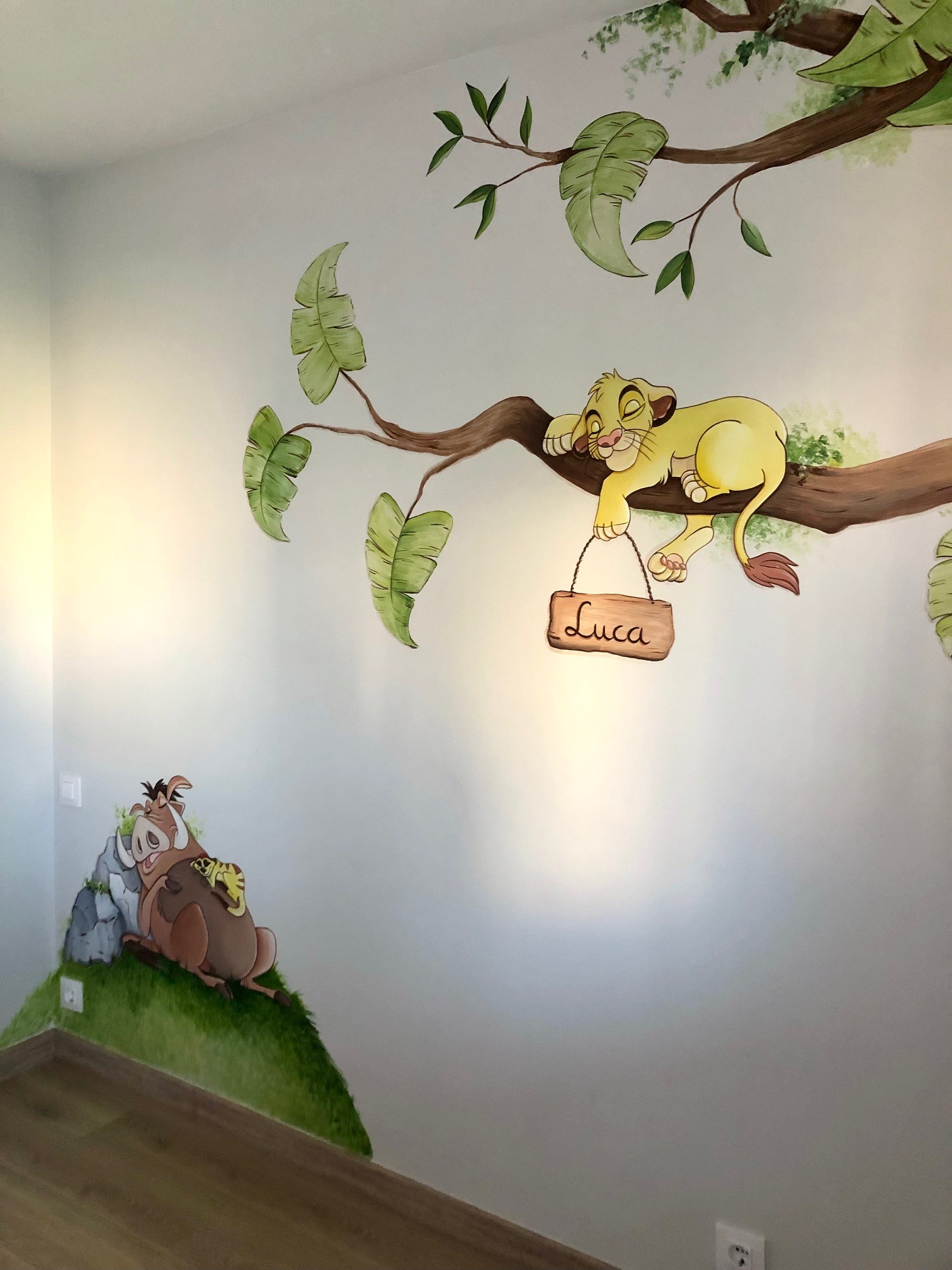 dibujo en pared disney de arbol con animales en la pared de habitacion de bebe para decorar de forma original